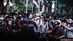Dipukul Mundur Polisi, Massa Demo Berlarian di Depan TVRI