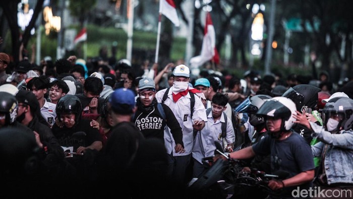 Dipukul Mundur Polisi, Massa Demo Berlarian di Depan TVRI Massa berlarian saat dipukul mundur polisi di Jalan Gerbang Pemuda, Jakarta, Senin (25/8/2025).