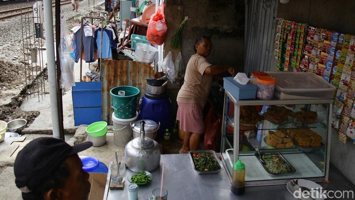 Ekonomi RI Diprediksi Tumbuh 4,6-5,4% Tahun Ini Para pedagang warung nasi memasak di dapur yang bersisian di samping rel Tanah Abang, Jakarta Pusat, Senin (25/8/2025).
Bank Indonesia (BI) memproyeksikan pertumbuhan ekonomi Indonesia di kisaran 4,6% sampai 5,4% pada 2025.