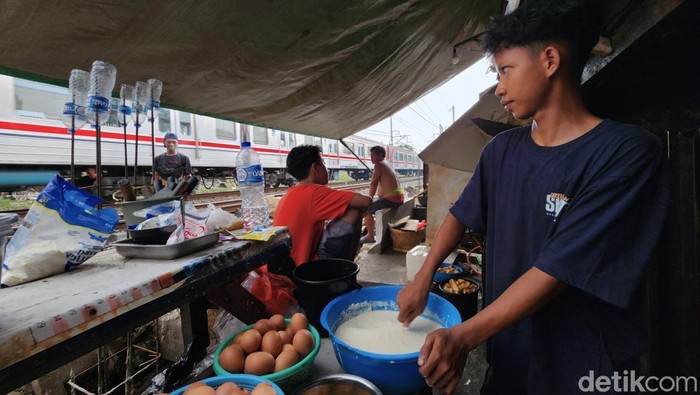 Ekonomi RI Diprediksi Tumbuh 4,6-5,4% Tahun Ini Para pedagang warung nasi memasak di dapur yang bersisian di samping rel Tanah Abang, Jakarta Pusat, Senin (25/8/2025).
Bank Indonesia (BI) memproyeksikan pertumbuhan ekonomi Indonesia di kisaran 4,6% sampai 5,4% pada 2025.