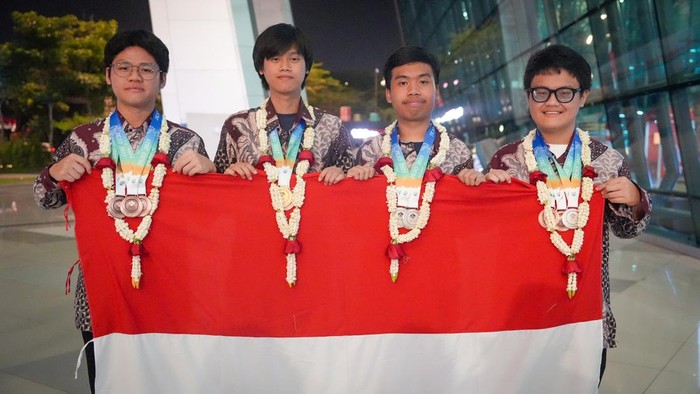 Empat siswa Indonesia yang berhasil sebelas medali di ajang IESO 2025.
