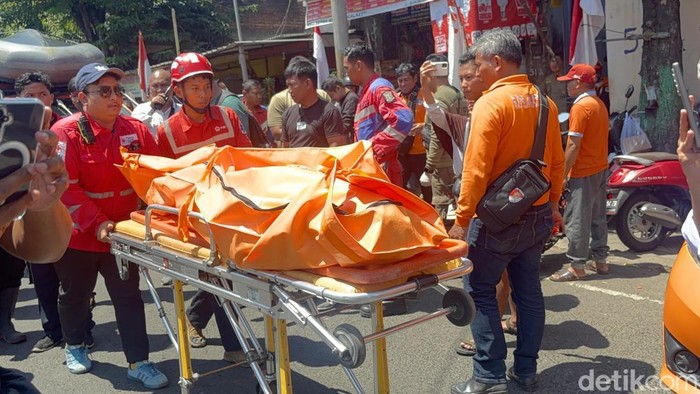 Evakuasi jenazah kakek yang tercebur sungai saat buang air.