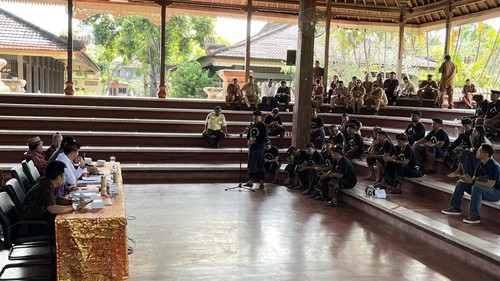 Forum Perjuangan Driver Pariwisata Bali menagih janji DPRD Bali untuk segera mengesahkan perda ASK di Kantor DPRD Bali, Senin (25/8/2025).