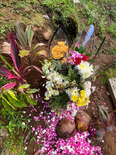 Foto lamaran jadi sampul buku Yasin Wanita ini mengunggah momen saat lamaran, berakhir pilu karena foto tersebut digunakan untuk foto sampul buku Yasin karena calon suaminya telah berpulang. Postingan itu tersebut langsung viral di media sosial.