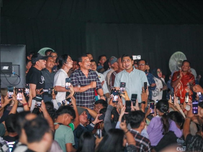 Gubernur dan Wakil Gubernur Jateng, Ahmad Luthfi dan Taj Yasin Maimoen, saat menghadiri pesta rakyat Hari Jadi ke-80 Jateng di Lapangan Pancasila Simpang Lima, Kota Semarang, Minggu (24/8/2025) malam.