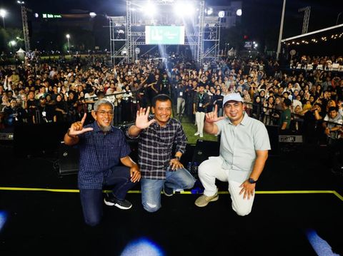 Gubernur dan Wakil Gubernur Jateng, Ahmad Luthfi dan Taj Yasin Maimoen, saat menghadiri pesta rakyat Hari Jadi ke-80 Jateng di Lapangan Pancasila Simpang Lima, Kota Semarang, Minggu (24/8/2025) malam.