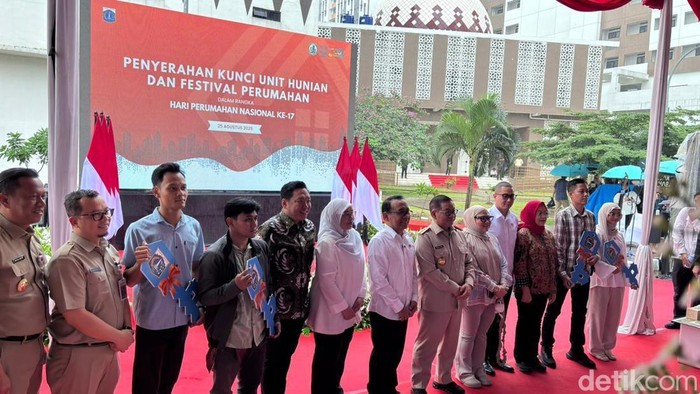 Gubernur Jakarta Pramono Anung menyerahkan kunci unit rumah susun sederhana sewa (rusunawa) kepada 50 warga masyarakat berpenghasilan rendah (MBR). (Belia/detikcom).