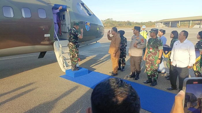 Gubernur NTT, Emanuel Melkiades Laka Lena, menyambut kedatangan Pangkogabwilhan II, Marsdya TNI Khairil Lubis, di Apron Lanud El Tari Kupang, Senin (25/8/2025). (Simon Selly/detikBali)
