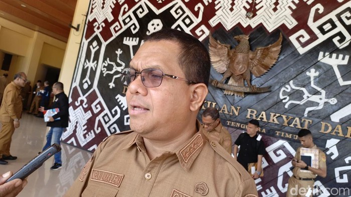 Gubernur NTT, Melki Laka Lena, yang diwawancarai di Kupang, Senin (25/8/2025). (Simon Selly/detikBali)
