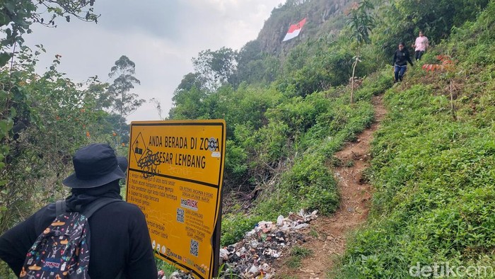 Gunung Batu memiliki ketinggian 1.228 Mdpl yang ada di Desa Pagerwangi, Kecamatan Lembang, Bandung Barat.