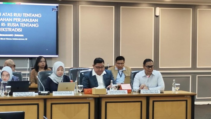 Guru Besar UI sekaligus pakar hukum Hikmahanto Juwana (kemeja putih) (Anggi/detikcom)