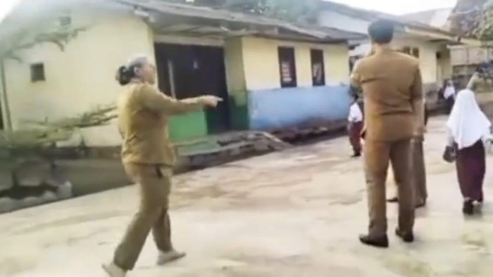 Guru (tangan menunjuk) hendak cekik siswa di Pesawaran Lampung