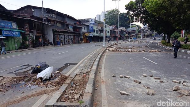 Guyuran hujan juga tak membuat massa kelompok pelajar membubarkan diri meski sudah dipukul mundur petugas dari gedung MPR/DPR. (Wildan N/detikcom)
