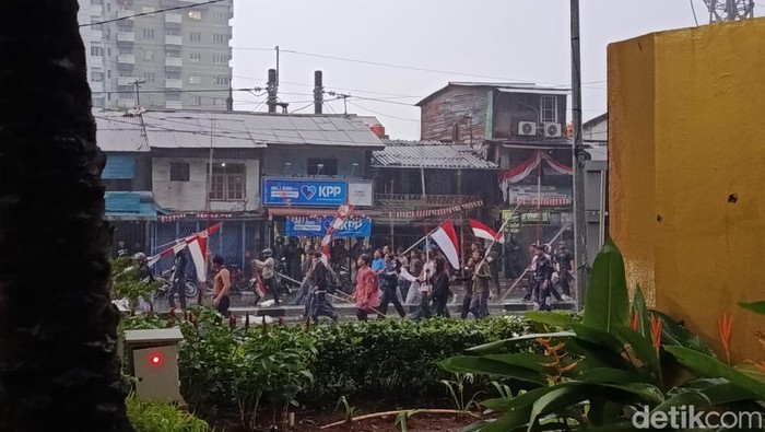 Guyuran hujan juga tak membuat massa kelompok pelajar membubarkan diri meski sudah dipukul mundur petugas dari gedung MPR/DPR. (Wildan N/detikcom)