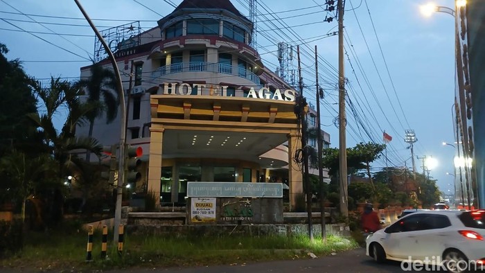 Penampakan depan Hotel Agas Solo, Senin (25/8/2025). Hotel legendaris itu kini dijual Rp 120 miliar.