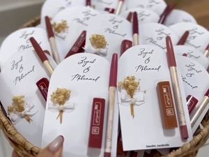 Ide Souvenir Pernikahan Viral, Lipstik & Pensil Alis Bikin Wanita Auto Happy