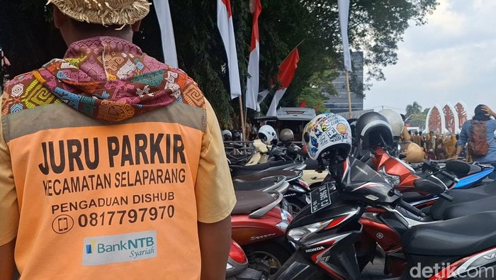 Ilustrasi tukang parkir atau jukir resmi di Taman Sangkareang, Kota Mataram, Senin (25/8/2025). (Nathea Citra/detikBali)
