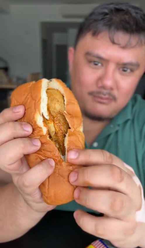 Hoax! Influencer Bikin Konten Settingan Roti Kari Isi Paha Ayam Utuh