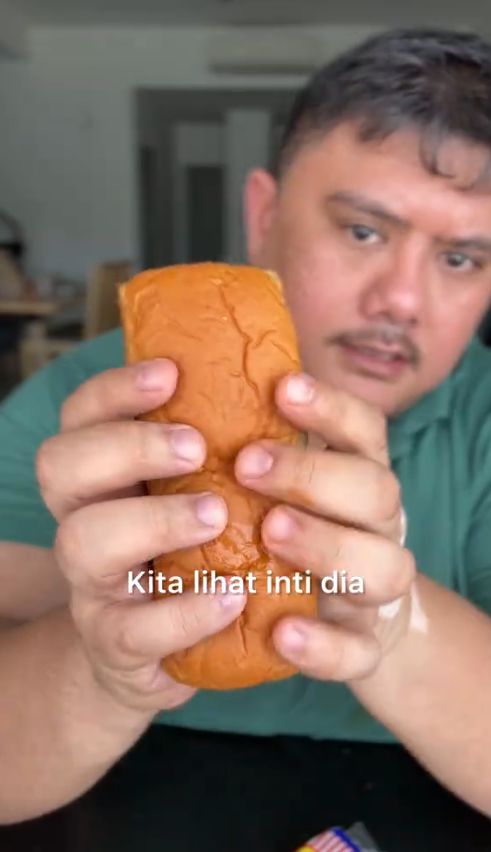 Hoax! Influencer Bikin Konten Settingan Roti Kari Isi Paha Ayam Utuh