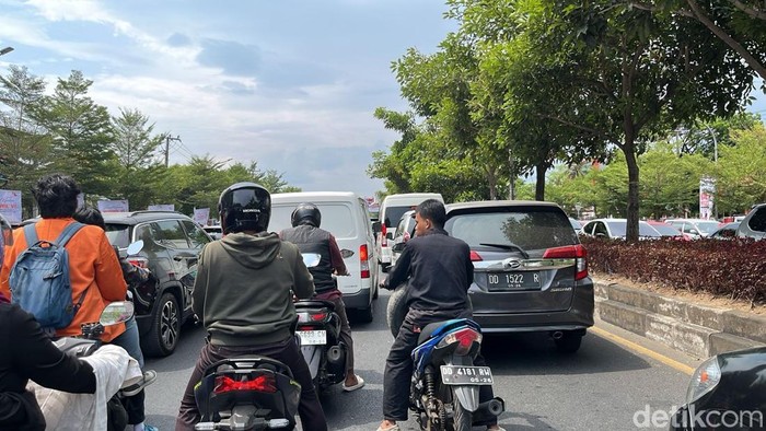 Jalan AP Pettarani Makassar macet siang ini.