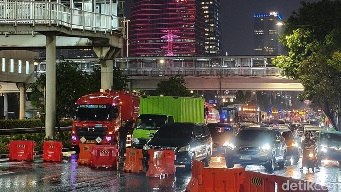 Jalan Gatot Subroto mengarah ke gedung DPR/MPR/DPD RI masih ditutup imbas demo 25 Agustus. Pengendara tampak dialihkan ke arah simpang susun Semanggi. (Kurniawan/detikcom)