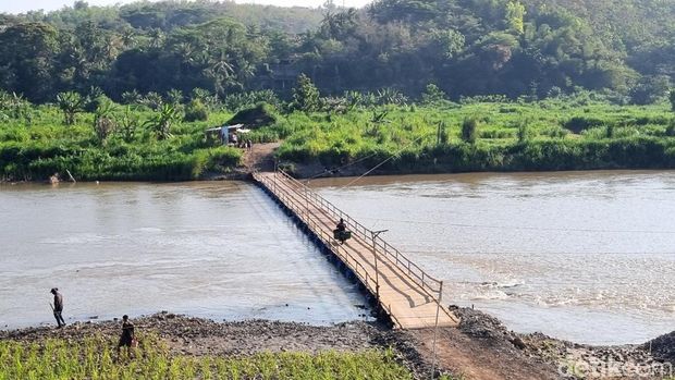 Jembatan apung penghubung Bantul-Kulon Progo yang membelah Sungai Progo masih ramai dilintasi kendaraan bermotor, Senin (25/8/2025).