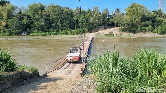 Jembatan apung penghubung Bantul-Kulon Progo yang membelah Sungai Progo masih ramai dilintasi kendaraan bermotor, Senin (25/8/2025).