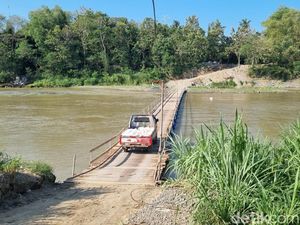 Bantah Beri Lampu Hijau, BBWSSO Tegaskan Jembatan Apung Kali Progo Tak Aman