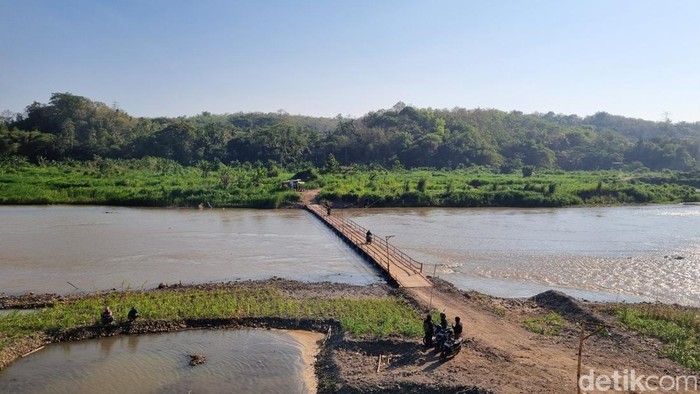 Jembatan apung penghubung Bantul-Kulon Progo yang membentang di atas Sungai Progo, Senin (25/8/2025).