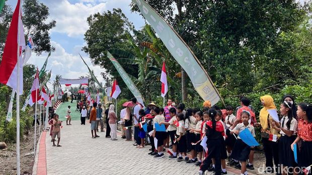 Jembatan Joko Sukoyo penghubung Kecamatan Siliragung dan Bangorejo, Banyuwangi sebelum dan sesudah diperbarui.