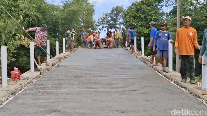Jembatan Joko Sukoyo penghubung Kecamatan Siliragung dan Bangorejo, Banyuwangi sebelum dan sesudah diperbarui.