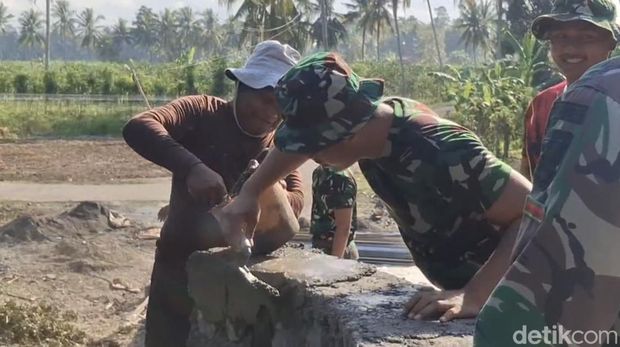 Jembatan Joko Sukoyo penghubung Kecamatan Siliragung dan Bangorejo, Banyuwangi sebelum dan sesudah diperbarui.