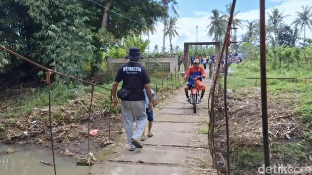 Jembatan Joko Sukoyo penghubung Kecamatan Siliragung dan Bangorejo, Banyuwangi sebelum dan sesudah diperbarui.