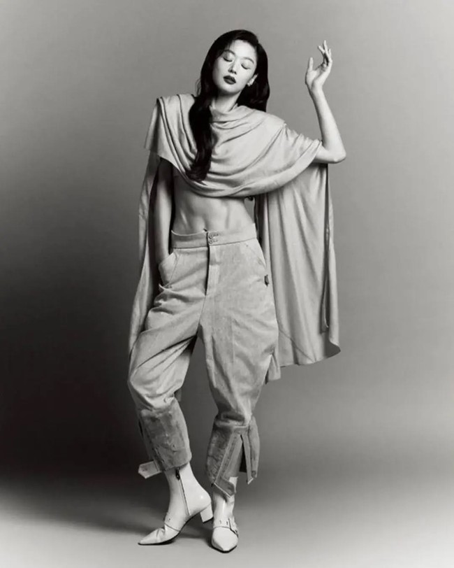 Tak sedikit netizen, khususnya kaum hawa, menyorot bagaimana sulitnya bagi wanita untuk mempertahankan otot perut agar terlihat menonjol. Jun Ji Hyun diyakini sudah konsisten membentuk tubuhnya selama bertahun-tahun. Foto: dok. Elle Korea