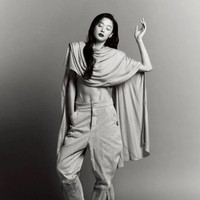 Tak sedikit netizen, khususnya kaum hawa, menyorot bagaimana sulitnya bagi wanita untuk mempertahankan otot perut agar terlihat menonjol. Jun Ji Hyun diyakini sudah konsisten membentuk tubuhnya selama bertahun-tahun. Foto: dok. Elle Korea