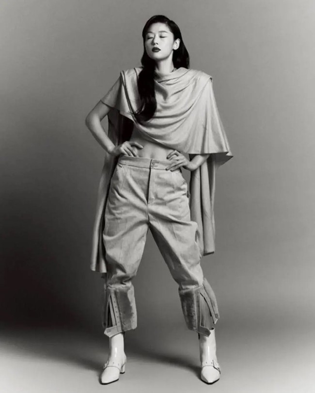 Hasil pemotretan yang diedit dengan filter hitam putih tak mengurangi pesona Jun Ji Hyun. Banyak netizen yang memuji dedikasi dan kedisiplinan sang aktris dalam merawat bentuk tubuh. Foto: dok. Elle Korea