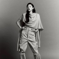 Hasil pemotretan yang diedit dengan filter hitam putih tak mengurangi pesona Jun Ji Hyun. Banyak netizen yang memuji dedikasi dan kedisiplinan sang aktris dalam merawat bentuk tubuh. Foto: dok. Elle Korea