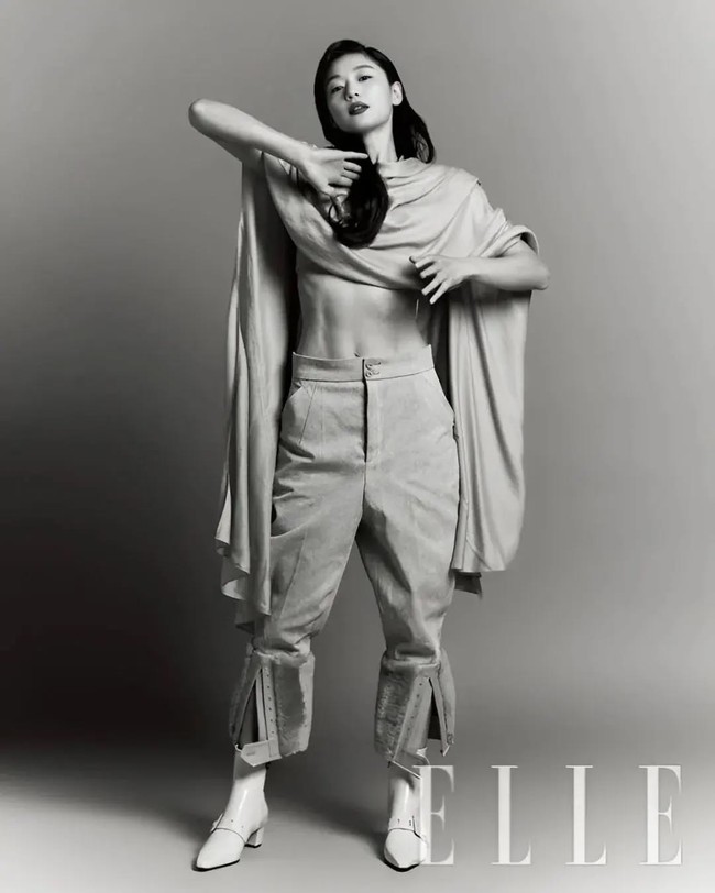 Jun Ji Hyun kembali menuai sorotan publik dengan bentuk tubuhnya saat pemotretan majalah Elle Korea. Meski sudah melahirkan dua anak, sang aktris masih punya perut kencang dan berotot. Foto: dok. Elle Korea