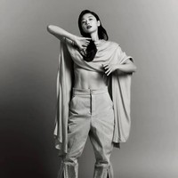 Jun Ji Hyun kembali menuai sorotan publik dengan bentuk tubuhnya saat pemotretan majalah Elle Korea. Meski sudah melahirkan dua anak, sang aktris masih punya perut kencang dan berotot. Foto: dok. Elle Korea