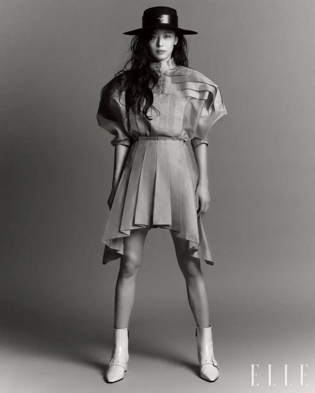 Jun Ji Hyun telah dikaruniai dua anak laki-laki dari hasil pernikahannya dengan suami konglomerat Choi Joon Hyuk pada tahun 2012. Pria itu merupakan cucu dari desainer Hanbok terkenal Lee Young Hee, dan kini menjabat sebagai CEO perusahaan investasi milik ayahnya. Foto: dok. Elle Korea