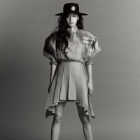 Jun Ji Hyun telah dikaruniai dua anak laki-laki dari hasil pernikahannya dengan suami konglomerat Choi Joon Hyuk pada tahun 2012. Pria itu merupakan cucu dari desainer Hanbok terkenal Lee Young Hee, dan kini menjabat sebagai CEO perusahaan investasi milik ayahnya. Foto: dok. Elle Korea