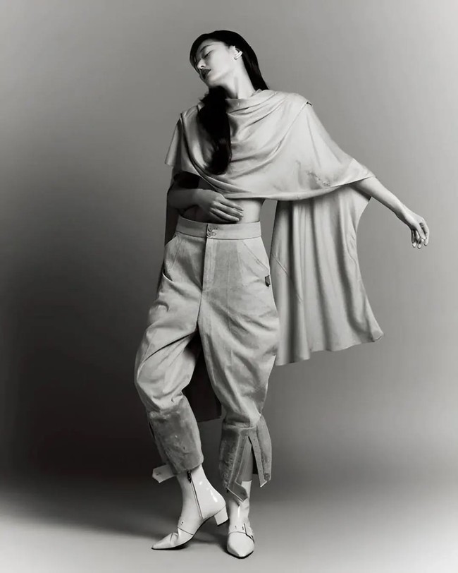 “Keren banget,” “Wah… Dia punya dua anak dan masih kelihatan kayak gitu. Luar biasa,” komentar sejumlah netizen, yang terpana dengan aktris 43 tahun itu. Foto: dok. Elle Korea