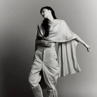 “Keren banget,” “Wah… Dia punya dua anak dan masih kelihatan kayak gitu. Luar biasa,” komentar sejumlah netizen, yang terpana dengan aktris 43 tahun itu. Foto: dok. Elle Korea