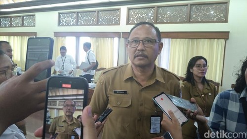 Kadisperindag Bali ⁠I Gusti Ngurah Wiryanata saat dijumpai seusai rapat koordinasi terkait dengan kelangkaan LPG 3 kg di kantor DPRD Provinsi Bali, Senin (25/8/2025).