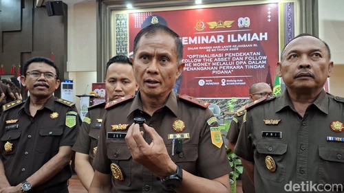 Kajati NTT Zet Tadung Alo saat diwawancarai seusai seminar di Aula El Tari kantor Gubernur NTT, Senin (25/9/2025).