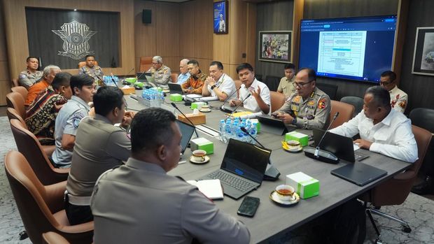 Kakorlantas Polri Irjen Agus Suryonugroho menggelar diskusi bersama para pakar, akademisi, dan pengamat transportasi serta keselamatan. (Dok. Istimewa)