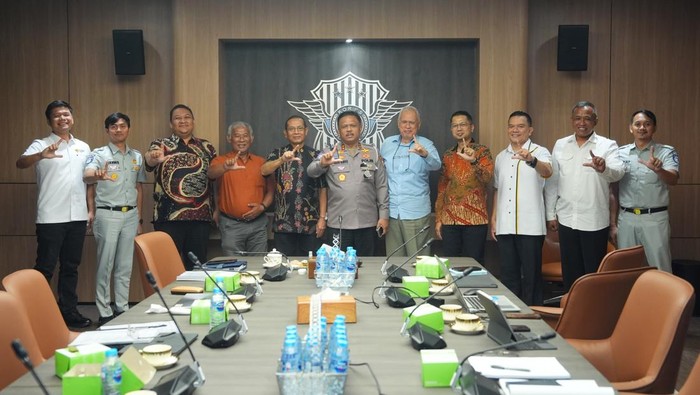 Kakorlantas Polri Irjen Agus Suryonugroho menggelar diskusi bersama para pakar, akademisi, dan pengamat transportasi serta keselamatan. (Dok. Istimewa)