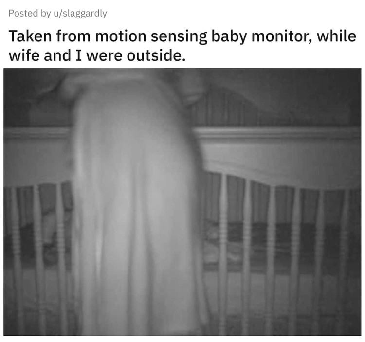 Kalau Bukan Hantu, Apa yang Ada di Dalam Foto Berikut? Beberapa netizen membagikan foto mereka yang terdapat penampakan di dalamnya. Siap-siap merinding melihatnya.