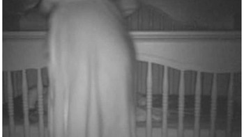 Baby monitornya mendeteksi pergerakan saat ia dan sang istri ke luar rumah. Siapa yang ada di depan baby crib? Foto: Reddit/slaggardly