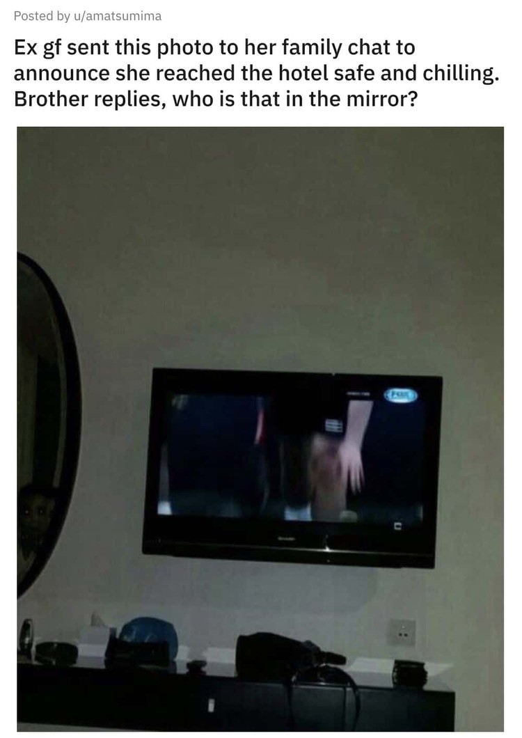 Kalau Bukan Hantu, Apa yang Ada di Dalam Foto Berikut? Beberapa netizen membagikan foto mereka yang terdapat penampakan di dalamnya. Siap-siap merinding melihatnya.